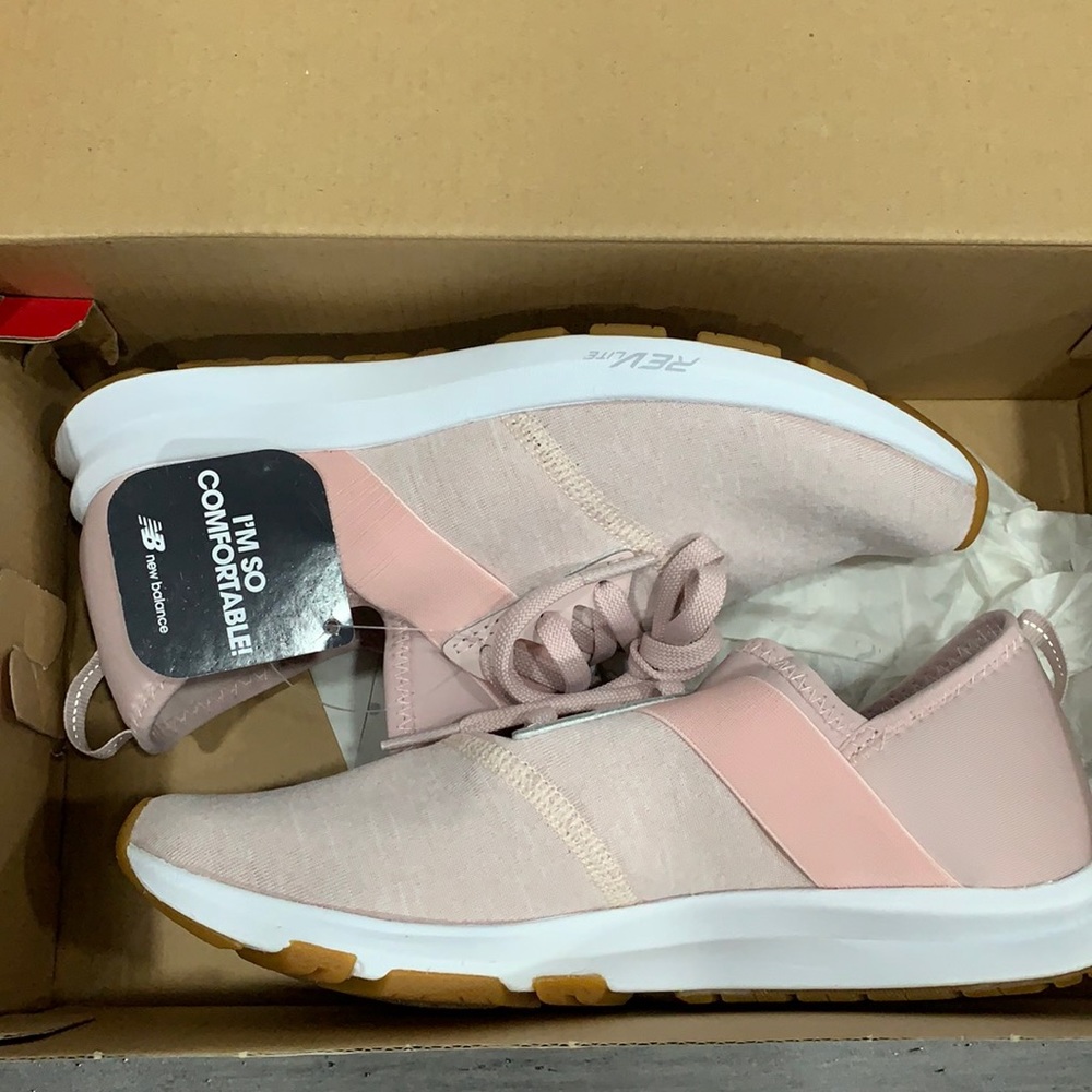 Women’s New Balance Lifestyle Shoe. Size 6.5 (Pink). **NEW**